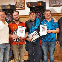 Über positive Rückmeldungen der Teilnehmer freuten sich nach der Siegerehrung (v.l.) Turnierleiter Dieter Senefelder, Ortsvorsitzender Marco Harrer, die drei Gewinner Richard Klöffel, Robert Lohmüller, Sebastian Andlinger, 3. Bürgermeister Werner Noske un